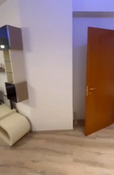 Tirane, jepet me qera apartament 2+1 Kati 3, 109 m² 750 € (Komuna e Parisit)