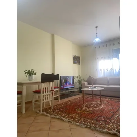 Tirane, jepet me qera apartament 1+1 Kati 2, 60 m² 450 € (selvia)