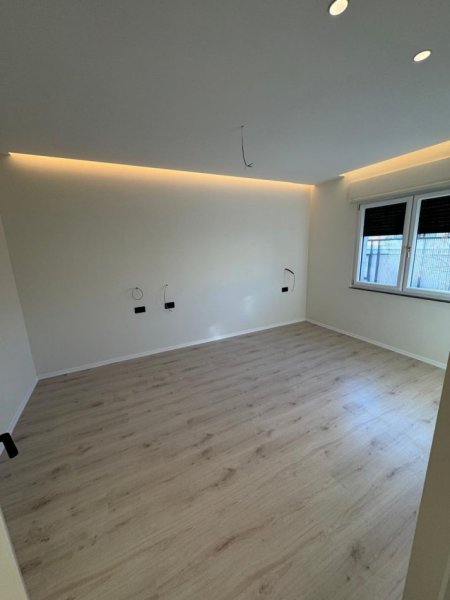 Tirane, jepet me qera apartament 1+1+Ballkon Kati 3, 50 m² 800 € (Zona e Liceut, pranë RTSH-së.)