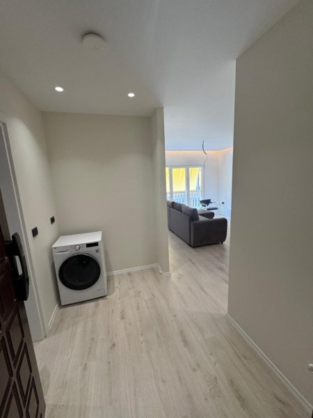 Tirane, jepet me qera apartament 1+1+Ballkon Kati 3, 50 m² 800 € (Zona e Liceut, pranë RTSH-së.)