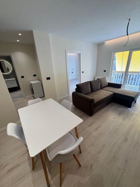 Tirane, jepet me qera apartament 1+1+Ballkon Kati 3, 50 m² 800 € (Zona e Liceut, pranë RTSH-së.)