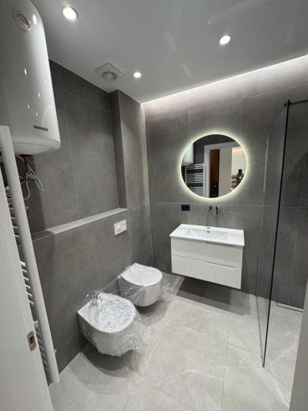 Tirane, jepet me qera apartament 1+1+Ballkon Kati 3, 50 m² 800 € (Zona e Liceut, pranë RTSH-së.)