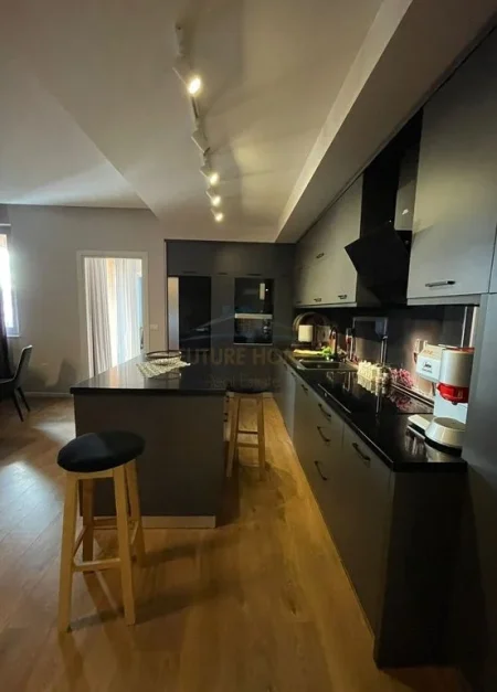 Tirane, jepet me qera apartament 2+1 Kati 5, 110 m² 1.000 € (Rruga Bardhyl)