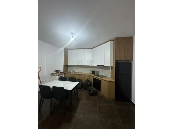 Tirane, jepet me qera apartament 2+1 Kati 8, 99 m² 550 € (Astir)