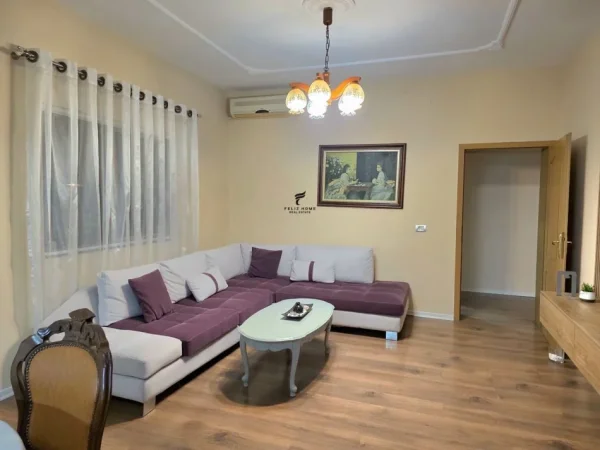 Tirane, jepet me qera apartament 3+1 Kati 2, 169 m² 800 € (FUSHA E AVIACIONIT)