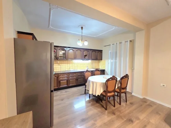 Tirane, jepet me qera apartament 3+1 Kati 2, 169 m² 800 € (FUSHA E AVIACIONIT)