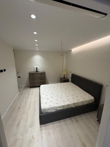 Tirane, jepet me qera apartament 1+1+Ballkon Kati 3, 70 m² 850 € (Zona e Liceut, pranë RTSH-së)