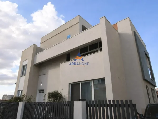 Tirane, shitet Vile 5+1+Ballkon Kati 3, 360 m² 800.000 € 