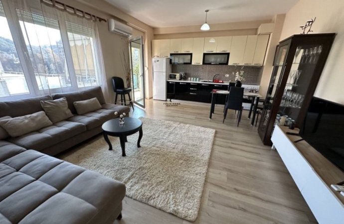 Tirane, jepet me qera apartament 2+1 , 700 € (LIQENI I THATE)