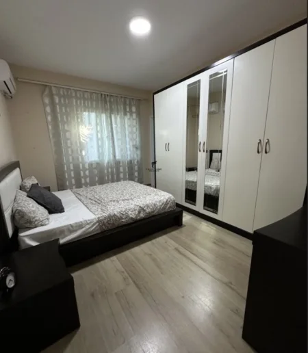 Tirane, jepet me qera apartament 2+1 , 700 € (LIQENI I THATE)