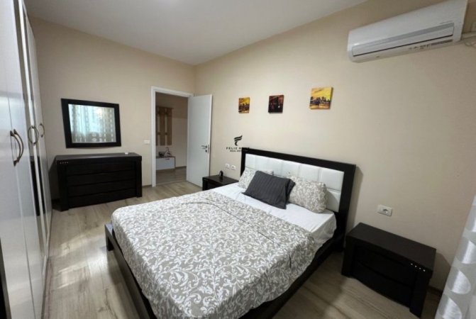 Tirane, jepet me qera apartament 2+1 , 700 € (LIQENI I THATE)