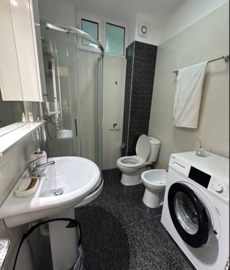 Tirane, jepet me qera apartament 2+1 , 700 € (LIQENI I THATE)