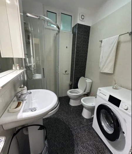 Tirane, jepet me qera apartament 2+1 , 700 € (LIQENI I THATE)