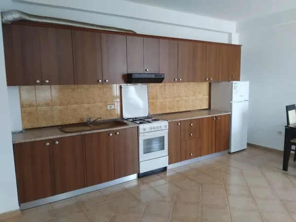 Jepet Apartament 1+1 me Qera tek Spitalet QSUT,  370 €uro , Afer Spitaleve
