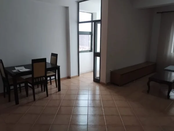 Jepet Apartament 1+1 me Qera tek Spitalet QSUT,  370 €uro , Afer Spitaleve