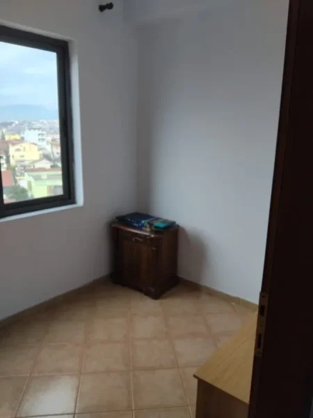 Jepet Apartament 1+1 me Qera tek Spitalet QSUT,  370 €uro , Afer Spitaleve