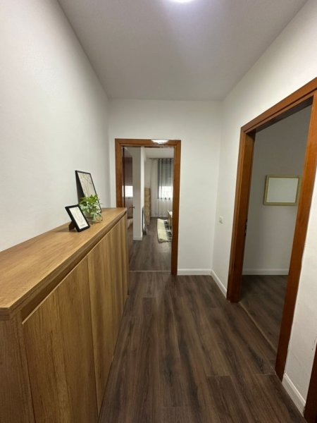 Tirane, jepet me qera apartament 3+1 Kati 4, 136 m² 1.000 € 