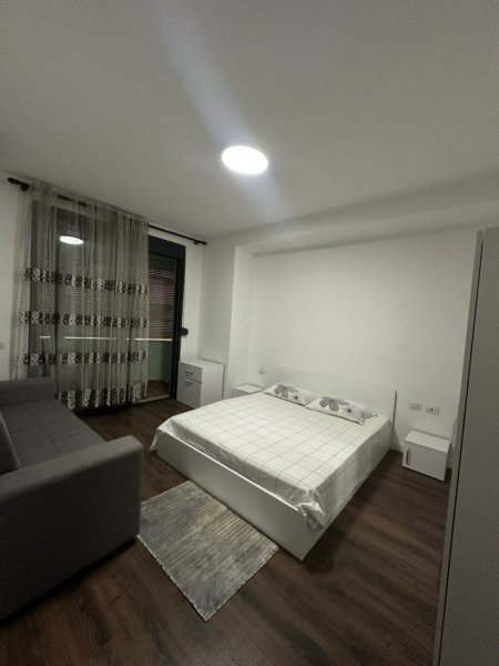 Tirane, jepet me qera apartament 3+1 Kati 4, 136 m² 1.000 € 