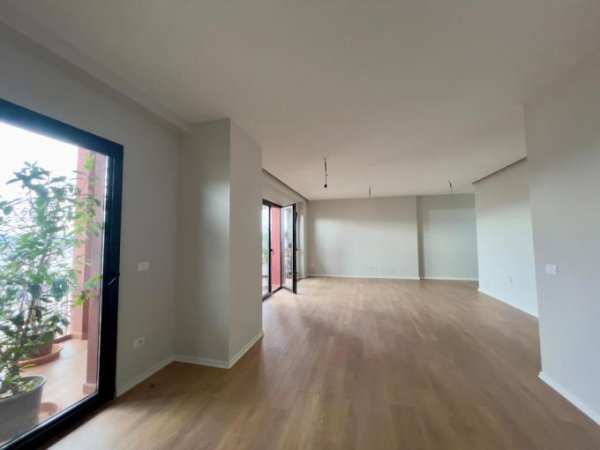 Tirane, jepet me qera ambjent biznesi Kati 17, 160 m² 2.000 € (Rruga e Kavajes)