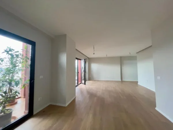 Tirane, jepet me qera ambjent biznesi Kati 17, 160 m² 2.000 € (Rruga e Kavajes)