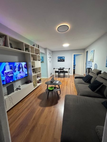Tirane, jepet me qera apartament 2+1 , 80 m² 900 € (Sheshi Wilson)