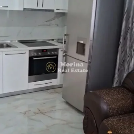 Tirane, jepet me qera apartament 1+1 Kati 1, 50 m² 400 € (Kinostudio)