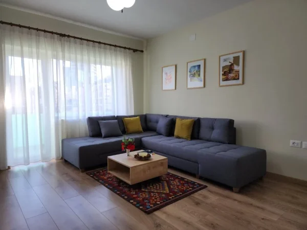 Tirane, jepet me qera apartament 1+1+Ballkon Kati 4, 70 m² 650 € (QENDER)