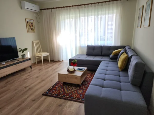 Tirane, jepet me qera apartament 1+1+Ballkon Kati 4, 70 m² 650 € (QENDER)
