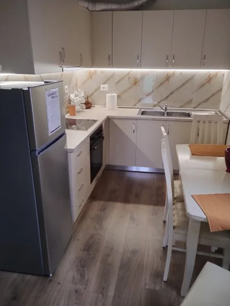 Tirane, jepet me qera apartament 1+1+Ballkon Kati 4, 70 m² 650 € (QENDER)