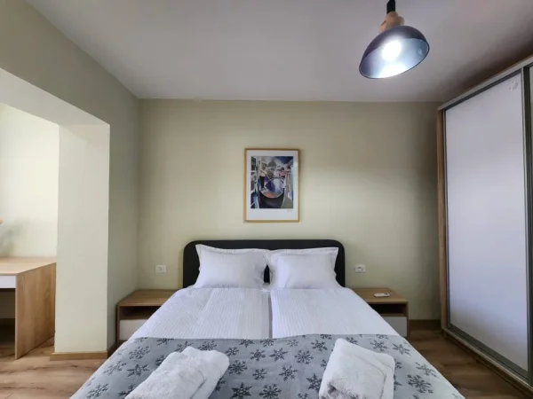 Tirane, jepet me qera apartament 1+1+Ballkon Kati 4, 70 m² 650 € (QENDER)