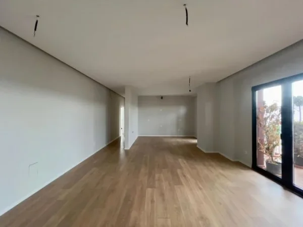 Tirane, jepet me qera apartament 2+1+Ballkon Kati 17, 160 m² 2.000 € (Rruga e Kavajes, Garden Building)