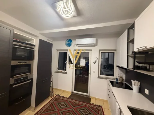 Tirane, jepet me qera apartament 2+1+Ballkon Kati 4, 100 m² 1.500 € (QENDER)