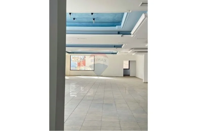 Fier, jepet me qira dyqan , 450 m² (Prane xhamise)