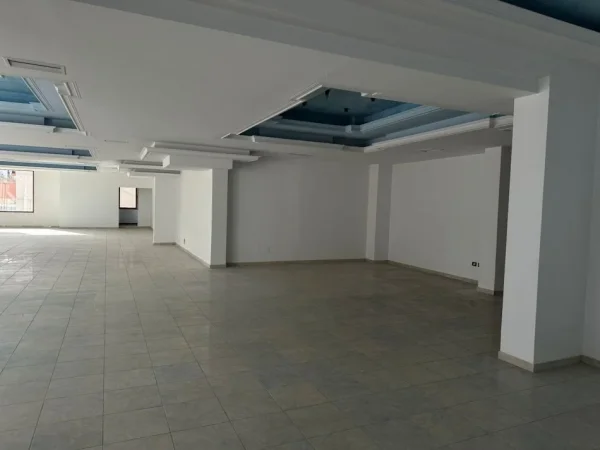 Fier, jepet me qira dyqan , 450 m² (Prane xhamise)