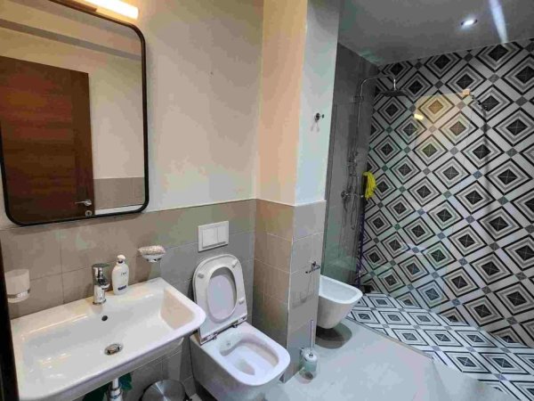 Tirane, jepet me qera zyre Kati 11, 66 m² 1.000 € (SQUARE 21)