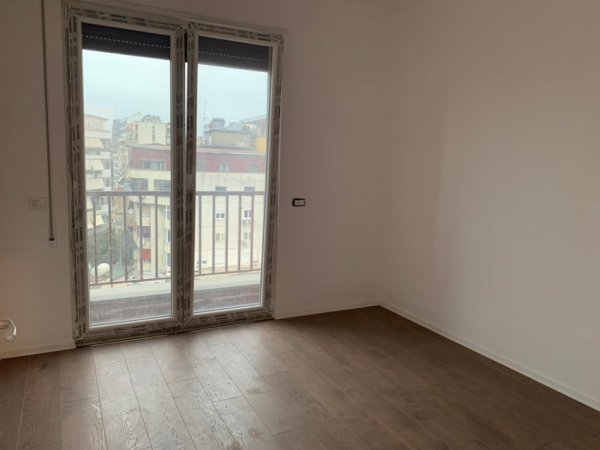 Tirane, jepet me qera ambient zyrash 2+1 Kati 6, 95 m² 800 € (Pazari i Ri.)
