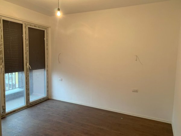 Tirane, jepet me qera ambient zyrash 2+1 Kati 6, 95 m² 800 € (Pazari i Ri.)