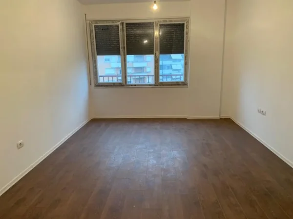 Tirane, jepet me qera ambient zyrash 2+1 Kati 6, 95 m² 800 € (Pazari i Ri.)