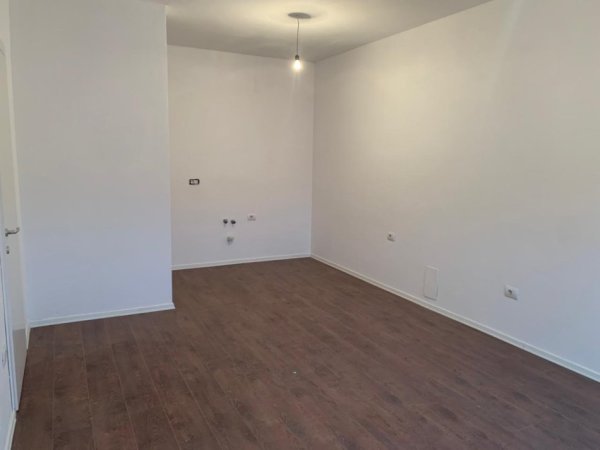 Tirane, jepet me qera ambient zyrash 2+1 Kati 6, 95 m² 800 € (Pazari i Ri.)