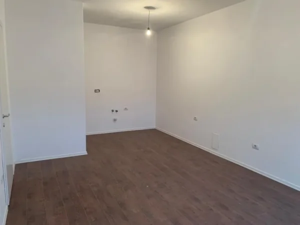 Tirane, jepet me qera ambient zyrash 2+1 Kati 6, 95 m² 800 € (Pazari i Ri.)