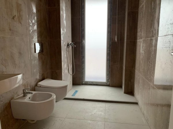 Tirane, jepet me qera ambient zyrash 2+1 Kati 6, 95 m² 800 € (Pazari i Ri.)