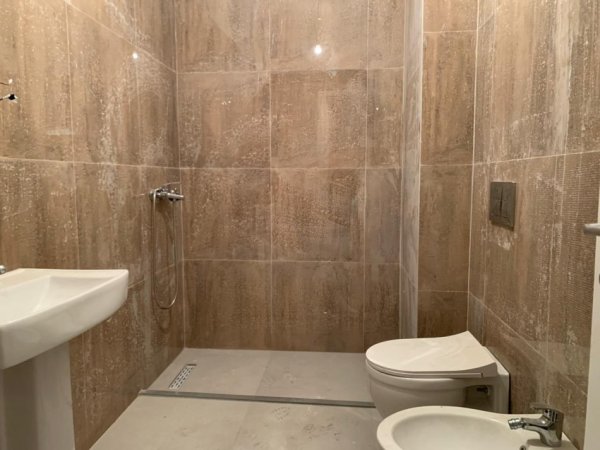 Tirane, jepet me qera ambient zyrash 2+1 Kati 6, 95 m² 800 € (Pazari i Ri.)