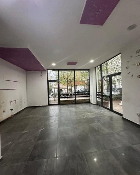 Tirane, shitet lokal Kati 0, 52 m² 135.000 € (100 m nga rrethi Astirit)