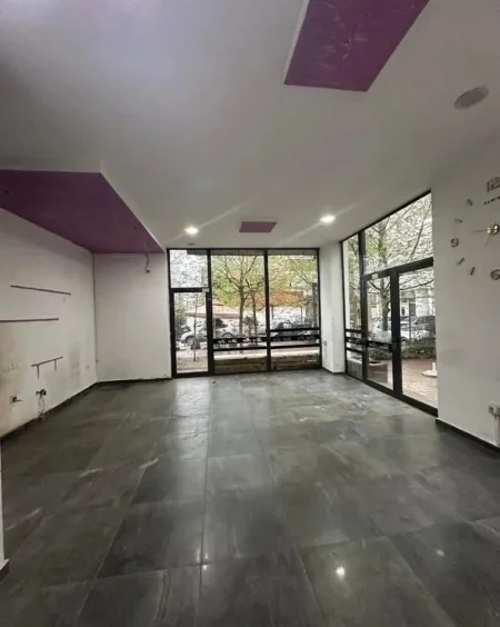 Tirane, shitet lokal Kati 0, 52 m² 135.000 € (100 m nga rrethi Astirit)