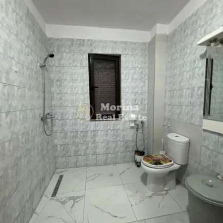 Tirane, jepet me qera apartament 2+1 Kati 4, 80 m² 520 € (Laprake)