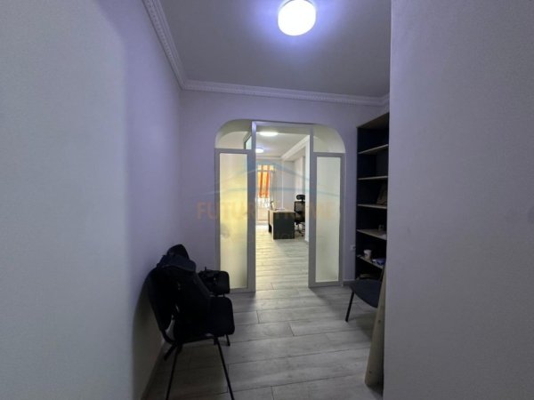 Tirane, jepet me qera ambjent biznesi Kati 2, 37 m² 350 € (Bllok)