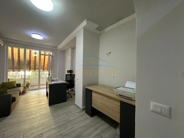 Tirane, jepet me qera ambjent biznesi Kati 2, 37 m² 350 € (Bllok)