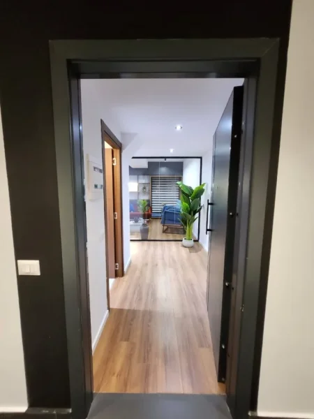 Tirane, jepet me qera zyre Kati 11, 66 m² 1.000 € (square 21)