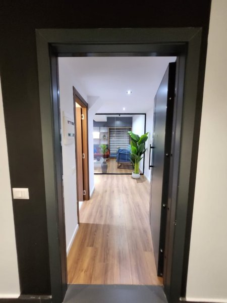 Tirane, jepet me qera zyre Kati 11, 66 m² 1.000 € (square 21)