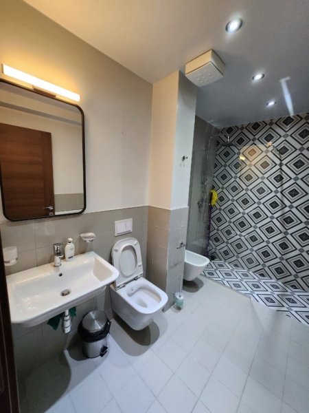 Tirane, jepet me qera zyre Kati 11, 66 m² 1.000 € (square 21)
